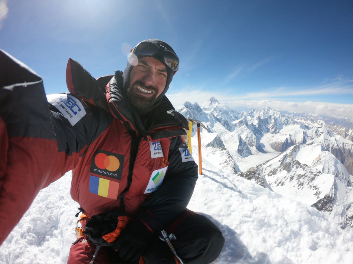 Alex Găvan, autoportret pe vârful Gasherbrum2 (8035m), vârful Broad Peak și K2 pe fundal