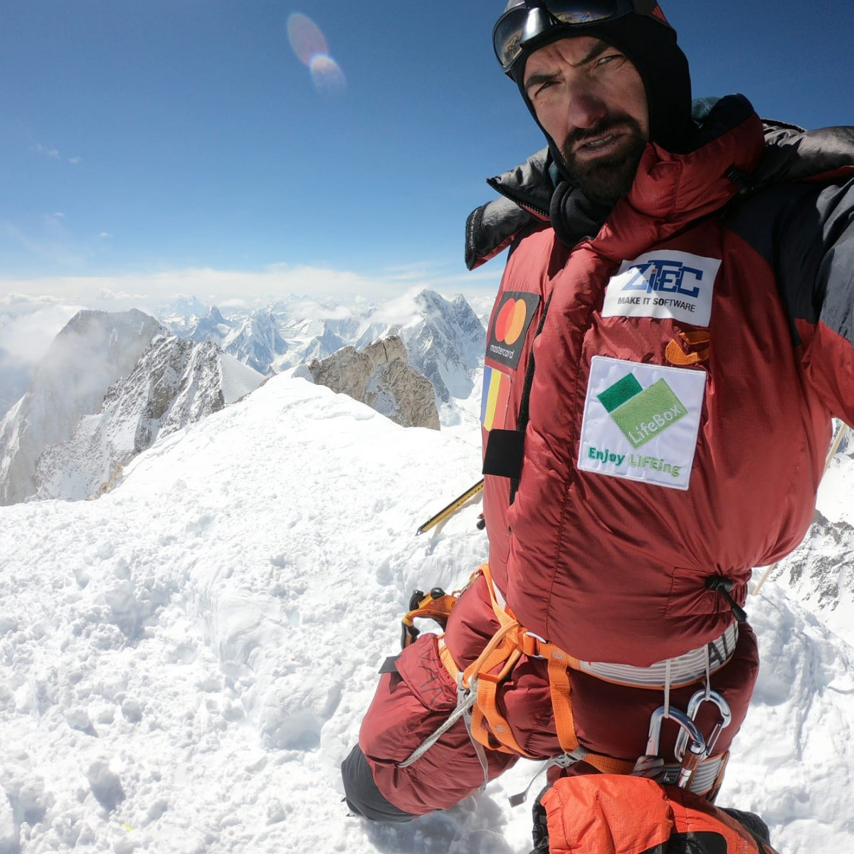 Alex Găvan, autoportret pe vârful Gasherbrum2 (8035m), fără oxigen suplimentar